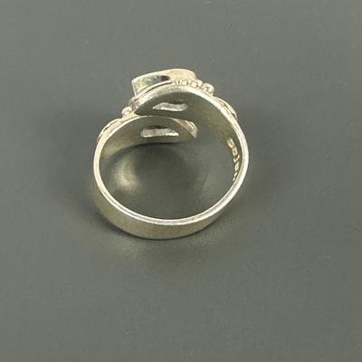 Lot 5: Sterling Silver Ring with Stones - 5g / Ring Size: 6.5
