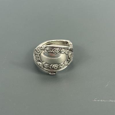 Lot 10: Sterling Silver Ring - 7g / Ring Size: 6.5