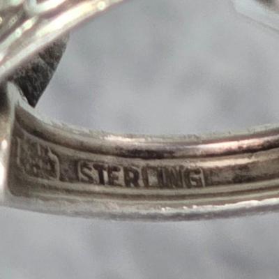 Lot 10: Sterling Silver Ring - 7g / Ring Size: 6.5