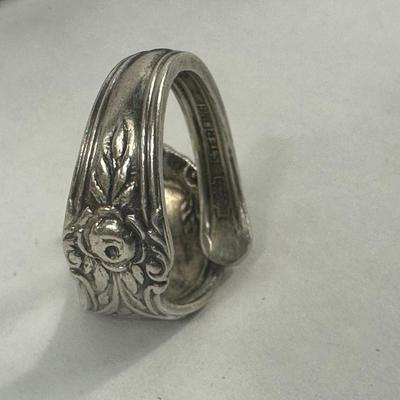 Lot 10: Sterling Silver Ring - 7g / Ring Size: 6.5