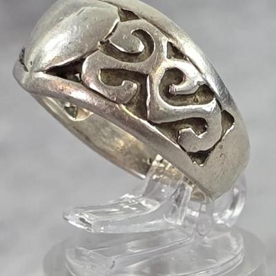 Lot 11: Sterling Silver Ring - 6g / Ring Size: 7.5