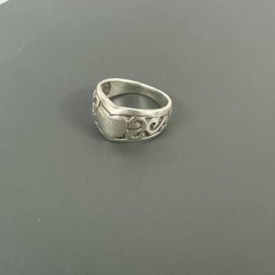 Lot 11: Sterling Silver Ring - 6g / Ring Size: 7.5