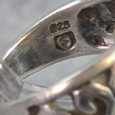 Lot 11: Sterling Silver Ring - 6g / Ring Size: 7.5