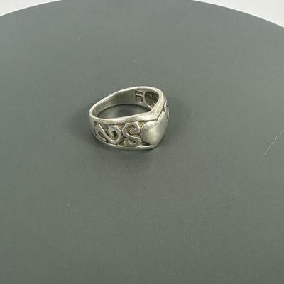 Lot 11: Sterling Silver Ring - 6g / Ring Size: 7.5