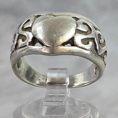 Lot 11: Sterling Silver Ring - 6g / Ring Size: 7.5
