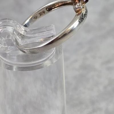 Lot 14: Sterling Silver Wedding Band with Stone - 2g / Ring Size: 8