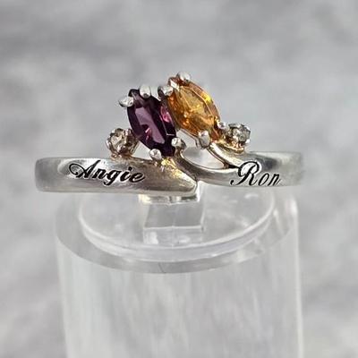 Lot 14: Sterling Silver Wedding Band with Stone - 2g / Ring Size: 8