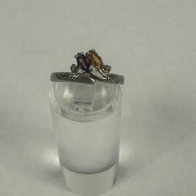 Lot 14: Sterling Silver Wedding Band with Stone - 2g / Ring Size: 8