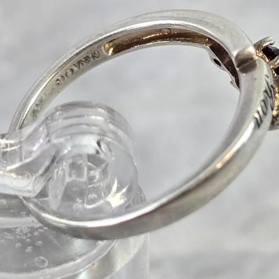 Lot 14: Sterling Silver Wedding Band with Stone - 2g / Ring Size: 8