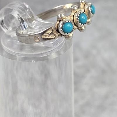 Lot 15: Sterling Silver Ring with Stones - 1g / Ring Size: 5.5