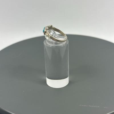 Lot 15: Sterling Silver Ring with Stones - 1g / Ring Size: 5.5