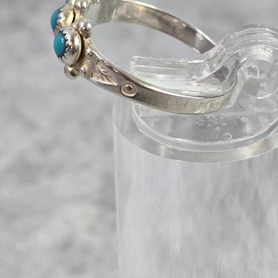 Lot 15: Sterling Silver Ring with Stones - 1g / Ring Size: 5.5