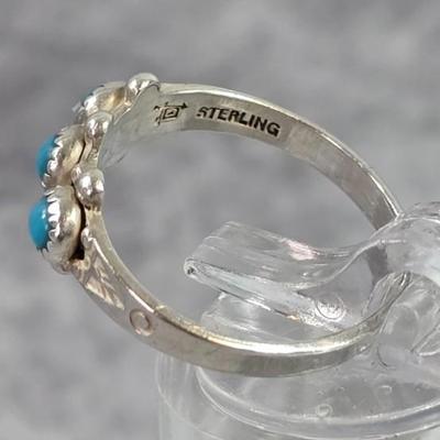 Lot 15: Sterling Silver Ring with Stones - 1g / Ring Size: 5.5