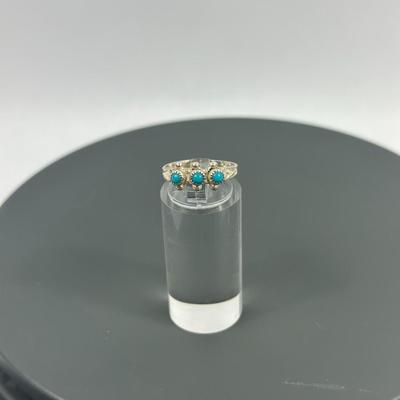 Lot 15: Sterling Silver Ring with Stones - 1g / Ring Size: 5.5