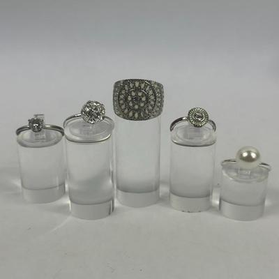 Lot 16: Lot of 5 Rings (Costume) / Ring Sizes Vary: 6.6, 7, 7.5