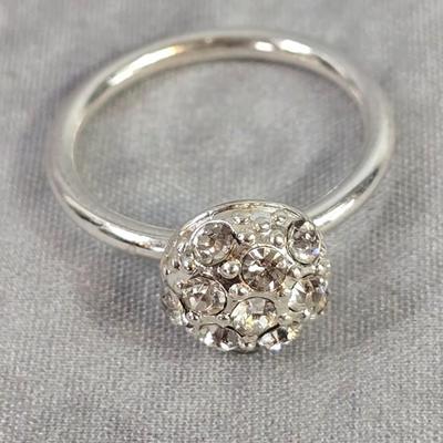 Lot 16: Lot of 5 Rings (Costume) / Ring Sizes Vary: 6.6, 7, 7.5