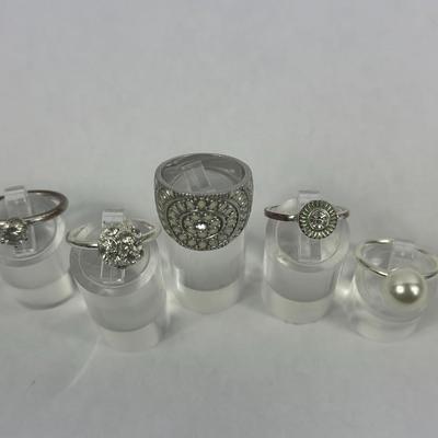 Lot 16: Lot of 5 Rings (Costume) / Ring Sizes Vary: 6.6, 7, 7.5