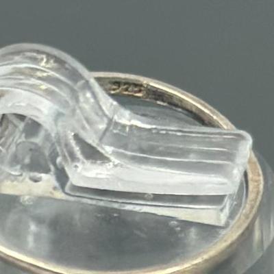 Lot 18: Sterling Silver Ring - 1g / Ring Size: 7.5