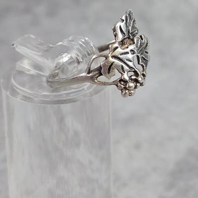 Lot 18: Sterling Silver Ring - 1g / Ring Size: 7.5