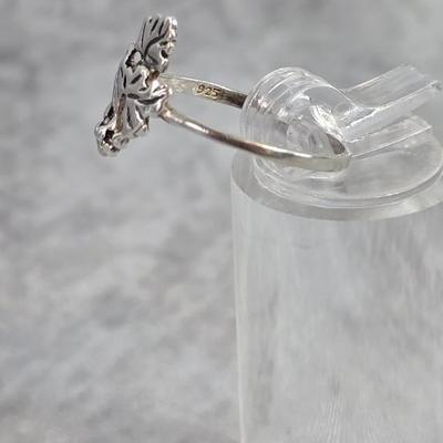 Lot 18: Sterling Silver Ring - 1g / Ring Size: 7.5