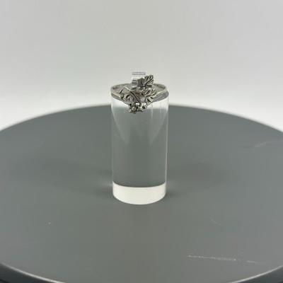 Lot 18: Sterling Silver Ring - 1g / Ring Size: 7.5