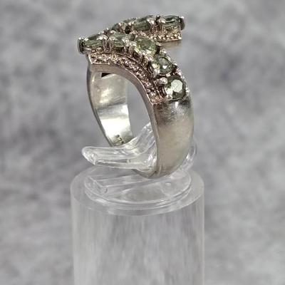 Lot 19: Sterling Silver Ring with Stones - 7g / Ring Size: 6.5