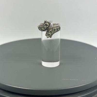 Lot 19: Sterling Silver Ring with Stones - 7g / Ring Size: 6.5