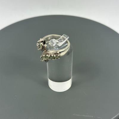 Lot 19: Sterling Silver Ring with Stones - 7g / Ring Size: 6.5