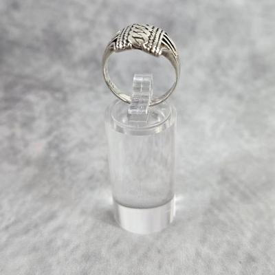 Lot 32: Sterling Silver Ring - 3g / Ring Size 7