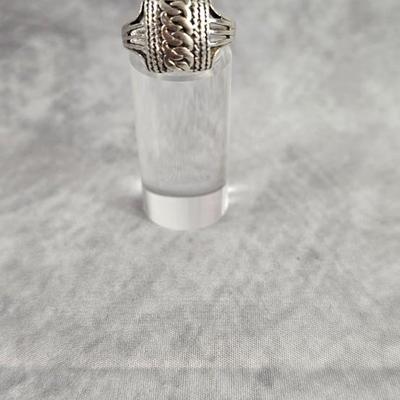 Lot 32: Sterling Silver Ring - 3g / Ring Size 7