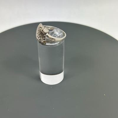 Lot 32: Sterling Silver Ring - 3g / Ring Size 7