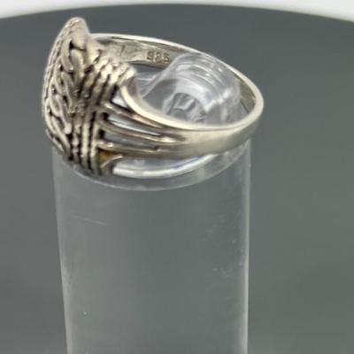 Lot 32: Sterling Silver Ring - 3g / Ring Size 7