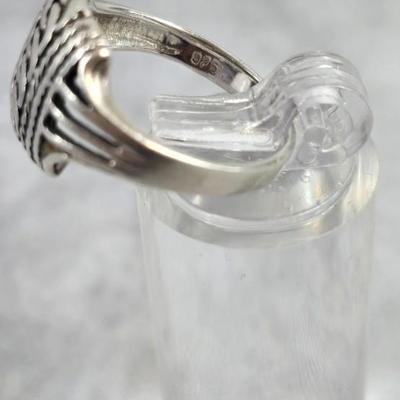 Lot 32: Sterling Silver Ring - 3g / Ring Size 7