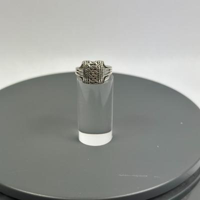 Lot 32: Sterling Silver Ring - 3g / Ring Size 7