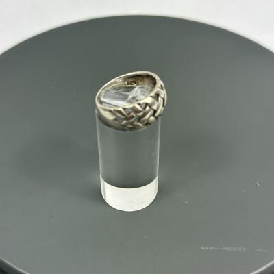 Lot 36: Sterling Silver Ring - 4g / Ring Size 7.5