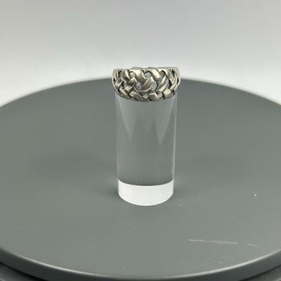 Lot 36: Sterling Silver Ring - 4g / Ring Size 7.5