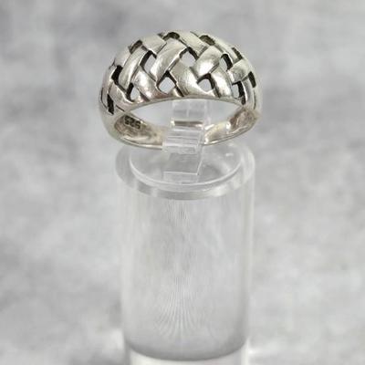 Lot 36: Sterling Silver Ring - 4g / Ring Size 7.5