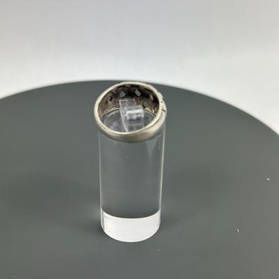 Lot 36: Sterling Silver Ring - 4g / Ring Size 7.5