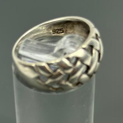 Lot 36: Sterling Silver Ring - 4g / Ring Size 7.5