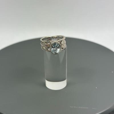 Lot 37: Sterling Silver Ring with Stone - 5g / Ring Size 7.5