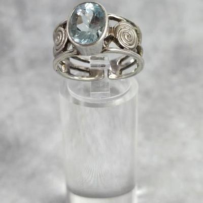 Lot 37: Sterling Silver Ring with Stone - 5g / Ring Size 7.5