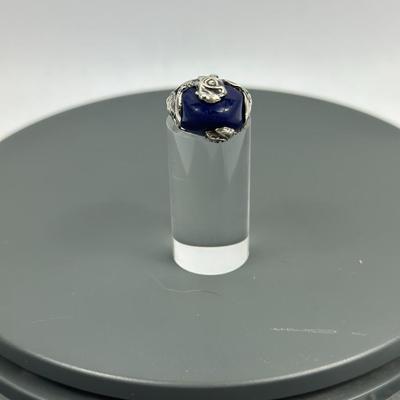 Lot 38: Sterling Silver Ring with Stone - 4g / Ring Size 5.5