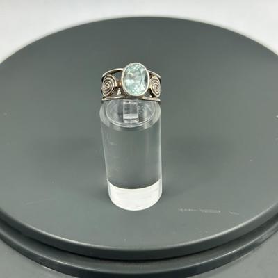 Lot 46: Sterling Silver Ring with Stone - 5g / Ring Size 7