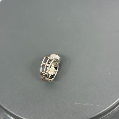 Lot 46: Sterling Silver Ring with Stone - 5g / Ring Size 7