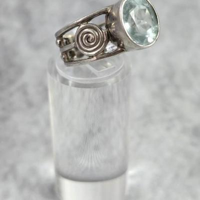 Lot 46: Sterling Silver Ring with Stone - 5g / Ring Size 7
