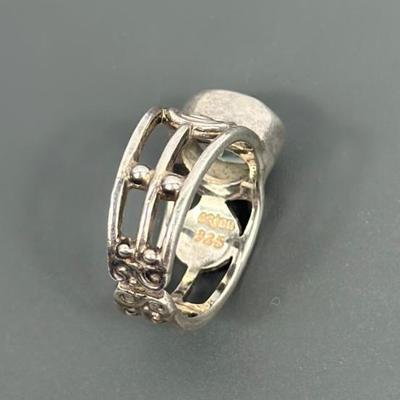 Lot 46: Sterling Silver Ring with Stone - 5g / Ring Size 7