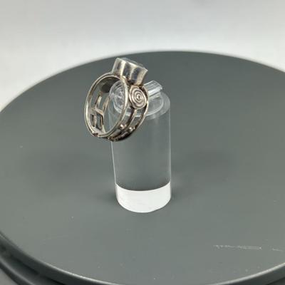 Lot 46: Sterling Silver Ring with Stone - 5g / Ring Size 7