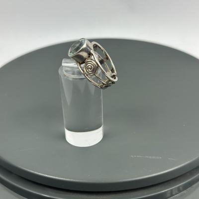 Lot 46: Sterling Silver Ring with Stone - 5g / Ring Size 7