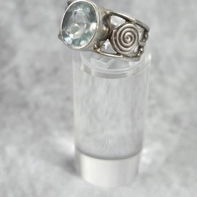 Lot 46: Sterling Silver Ring with Stone - 5g / Ring Size 7