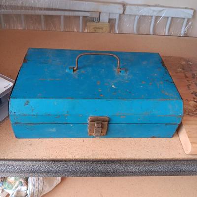 SWIVEL BENCH VISE, SOLDERING KIT AND AN AUTO-LEVELING LASER
